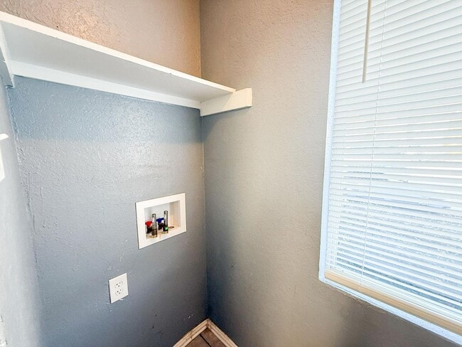 Building Photo - Spacious 2 story townhouse with fenced yard!