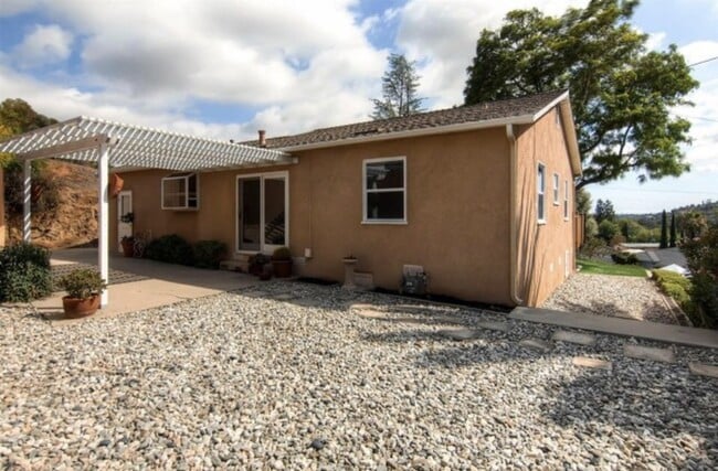 Building Photo - Lovley 3 bedroom 1 bath House, Fantastic views! Front and backyard