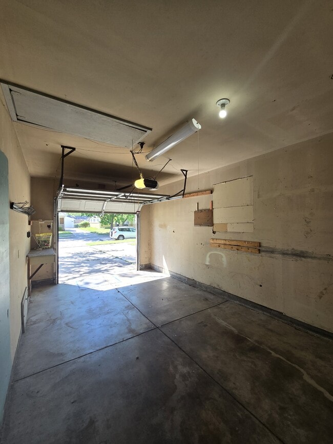 Building Photo - 902 N Colorado St