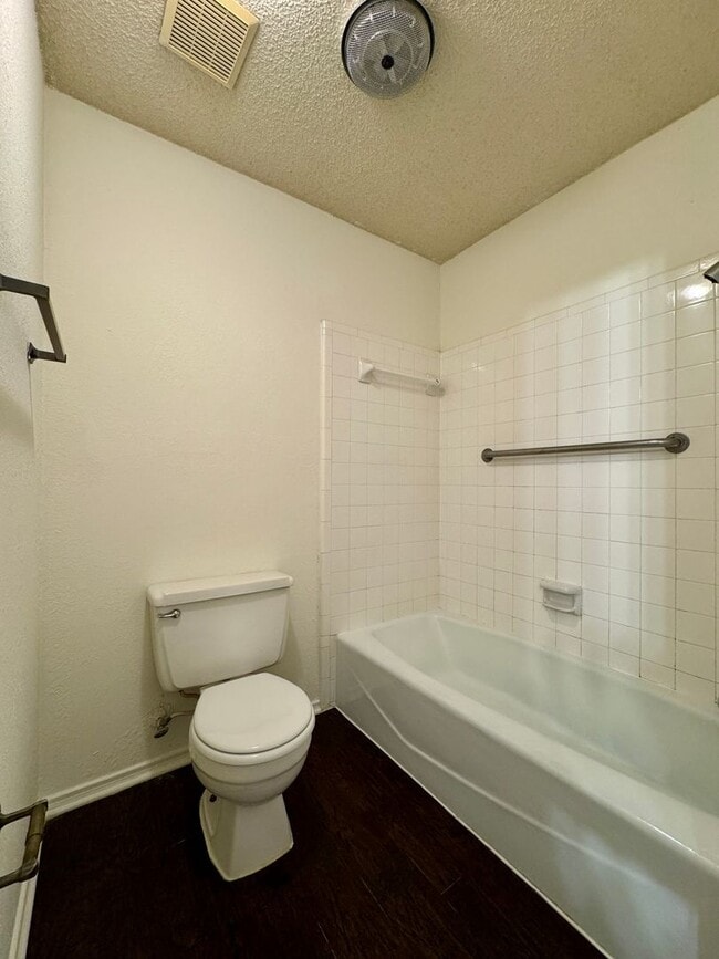 Building Photo - Townhome