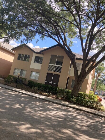 Building Photo - 9777 Westview Dr
