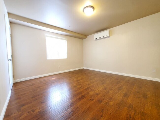 Building Photo - 1275 W 39th St