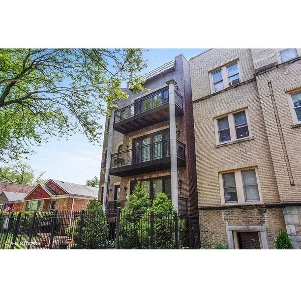 Building Photo - 6318 N Albany Ave
