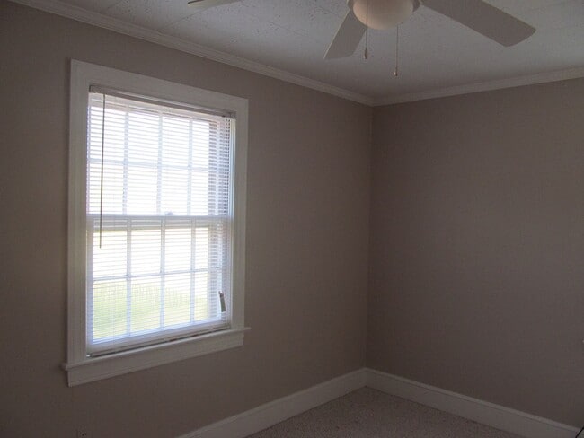 Building Photo - 3 Bed 1 Bath Brick Ranch