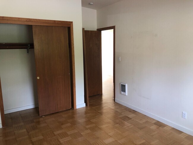 Building Photo - Beautiful 2-Bedroom Apartment with Stunnin...