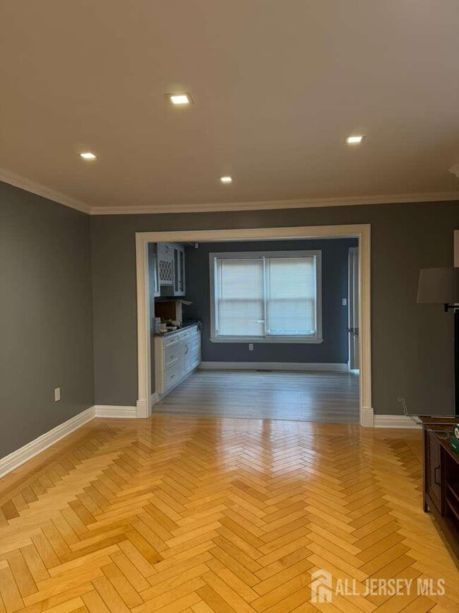 Building Photo - 2 Mochen Ct