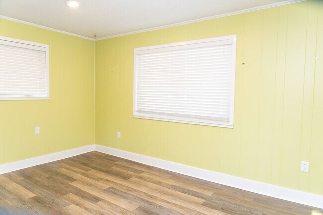 Building Photo - PEACEFUL LIVING.....SECLUSION! Move in ready!!!