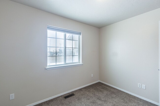 Building Photo - 3 bed 2 bath home