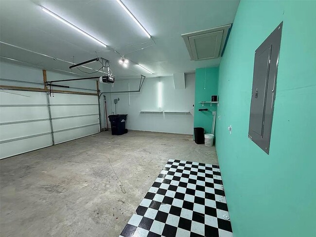 Building Photo - 400 Barton Creek Ln