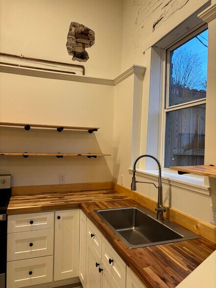 Building Photo - 7 Main St E