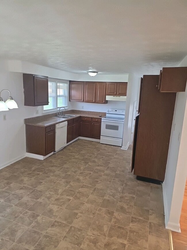 Building Photo - 7802 Columbine Dr