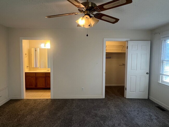 Building Photo - River North Country Club