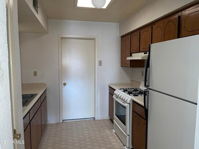 Building Photo - 4006 Skyline Ave