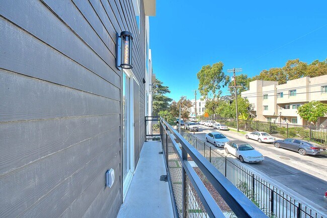 Building Photo - Luxury 2 & 4 Bed Townhomes in NoHo!
