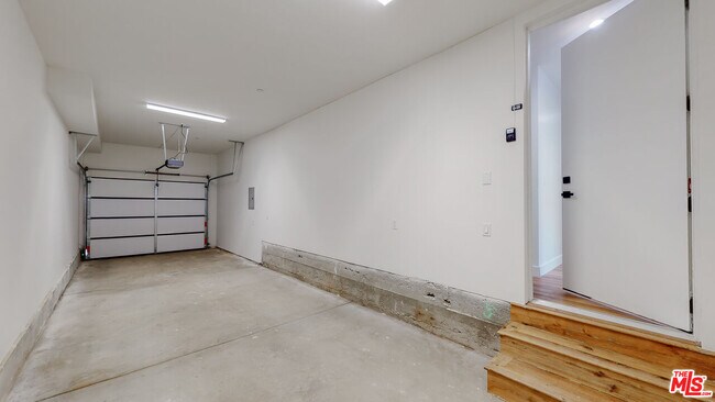 Building Photo - 4460 W Maplewood Ave