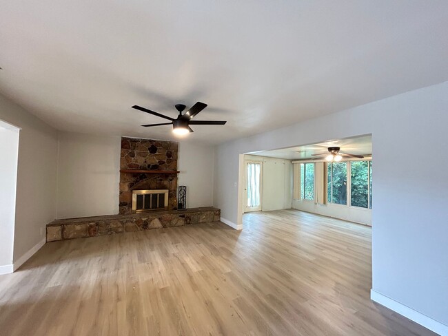 Building Photo - Nicely Updated Single Story 3 Bed 2 Bath H...