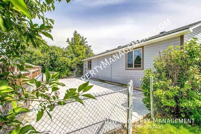 Building Photo - 3075 N Thames Ave