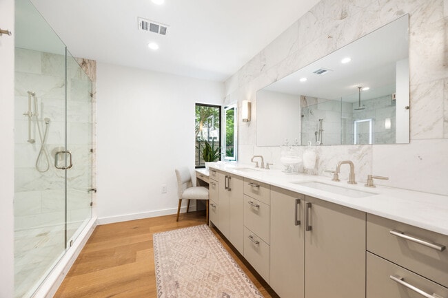 Building Photo - 803 Herndon Ln