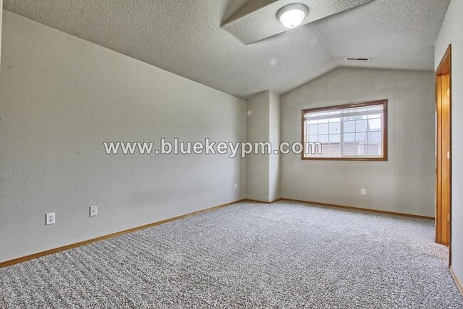 Building Photo - 3 bed 2.5 Bath Townhome in Evergreen Neigh...