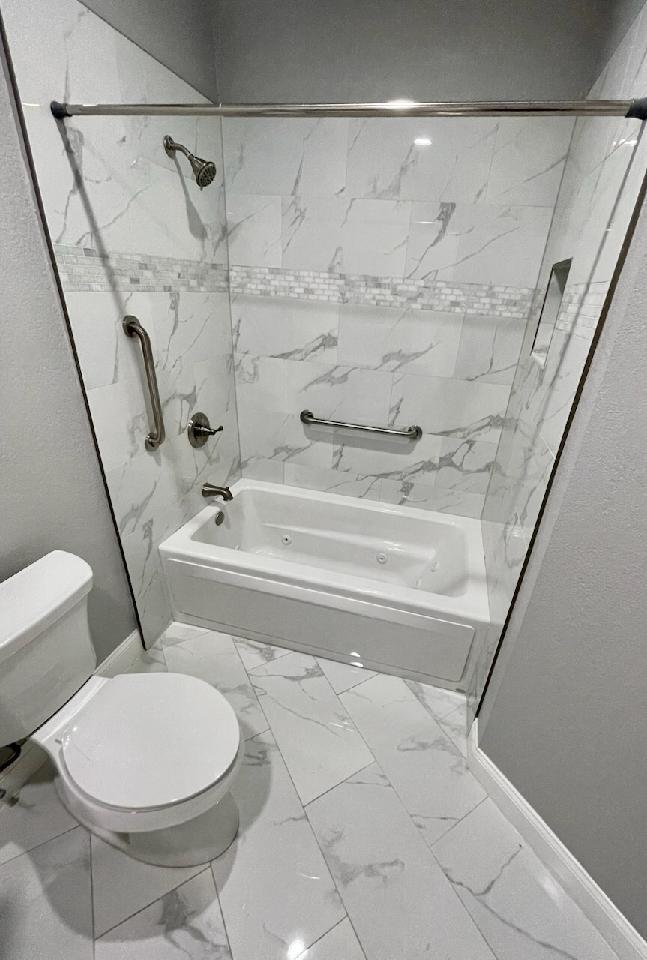 Jacuzzi bath tub - 4333 Bayside Village Dr