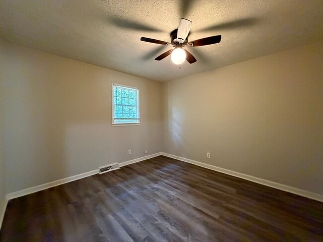 Building Photo - Nice 3/1.5 House in Silver Creek- $1,295