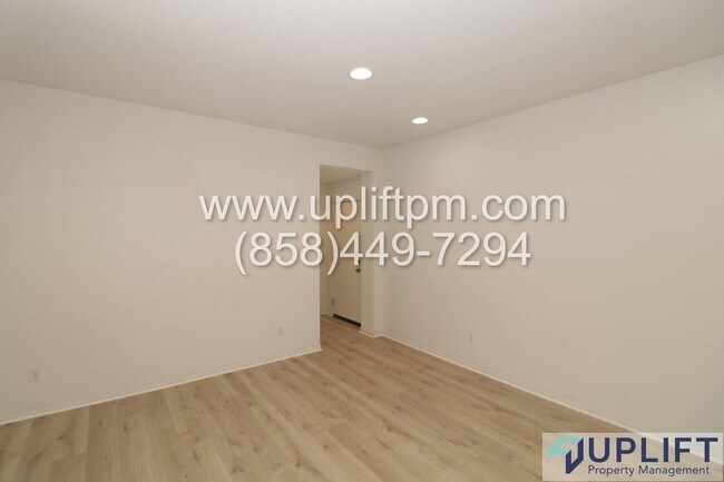 Building Photo - 4 bedroom 2.5 bathroom home in Chula Vista...