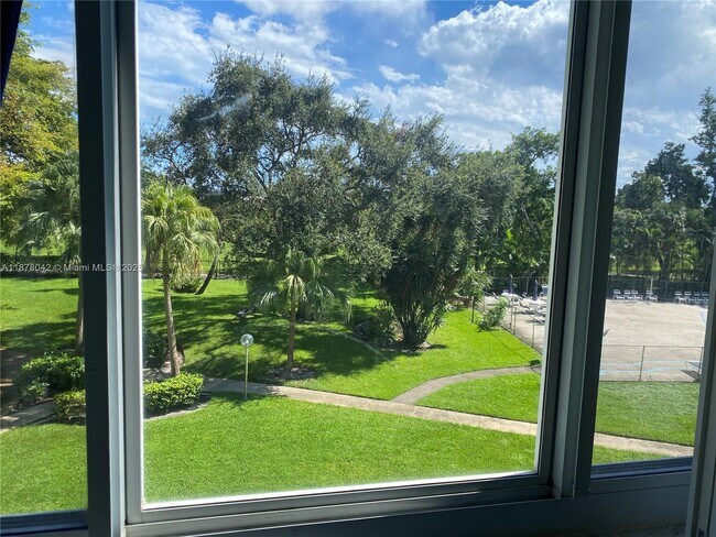 Building Photo - 4200 Hillcrest Dr