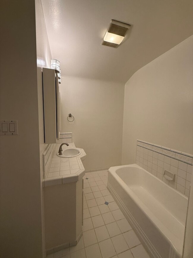 Building Photo - Amazing 3 Bedroom Montrose Home!