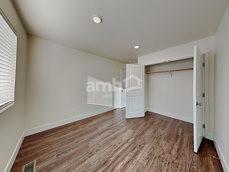 Building Photo - 1708 194th St E