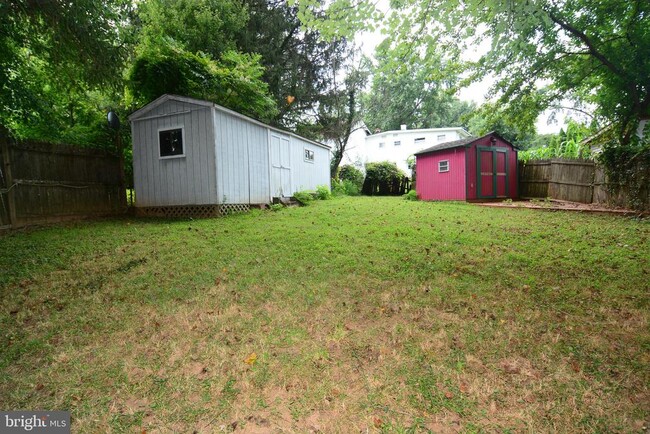 Building Photo - 10647 Maple St