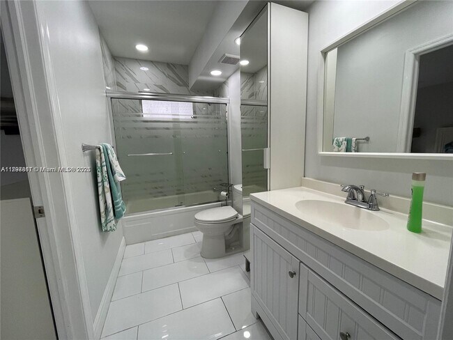 Building Photo - 1407 NE 56th St
