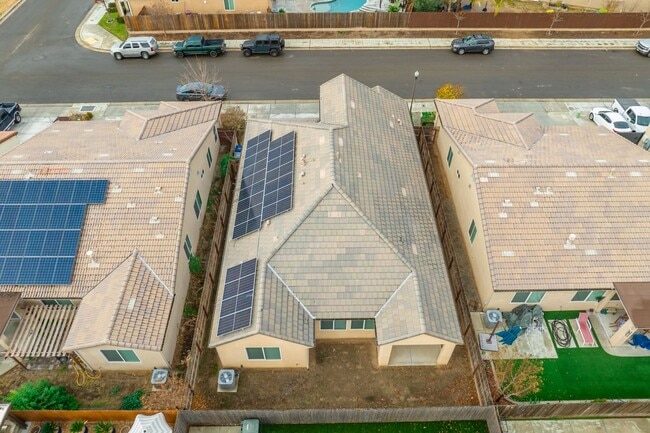 Building Photo - Beautiful 4-Bedroom Home with Office in Cl...