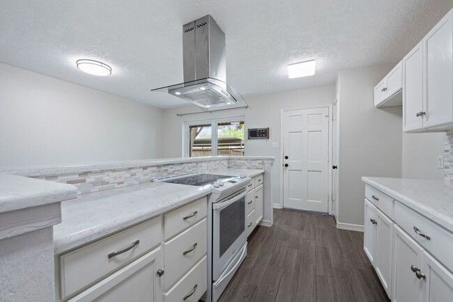 Building Photo - 11805 Southlake Dr