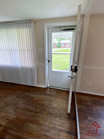 Building Photo - 25 N Franklin Ave