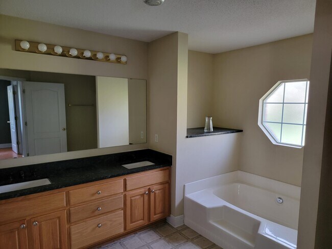 Building Photo - 614 Territory Ln