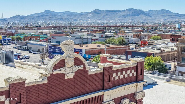 Building Photo - 312 E Overland Ave