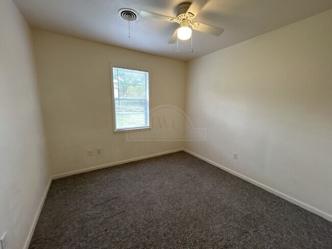 Building Photo - 2134 Circle Dr