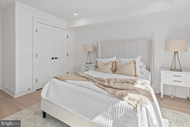 Building Photo - 911 N Irving St