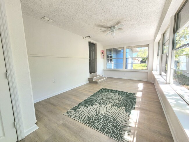 Building Photo - Beautifully renovated 2/2 duplex in the he...