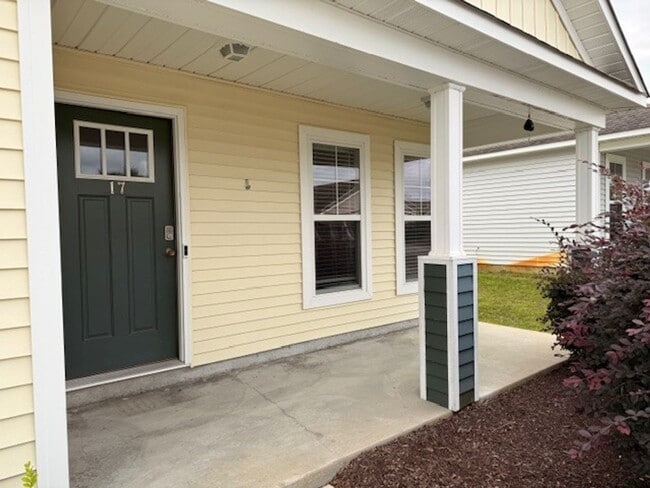 Building Photo - Home is located in Avendale-Rocky Point ad...