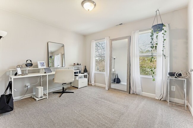 Building Photo - Stunning home in Norfolk!