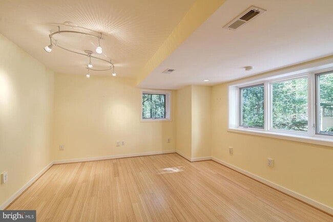 Building Photo - 1325 Darnall Dr