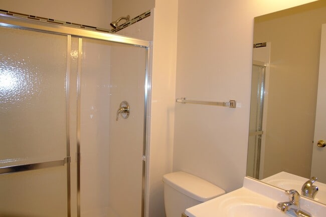 Building Photo - 1221 Meadowbrook Dr