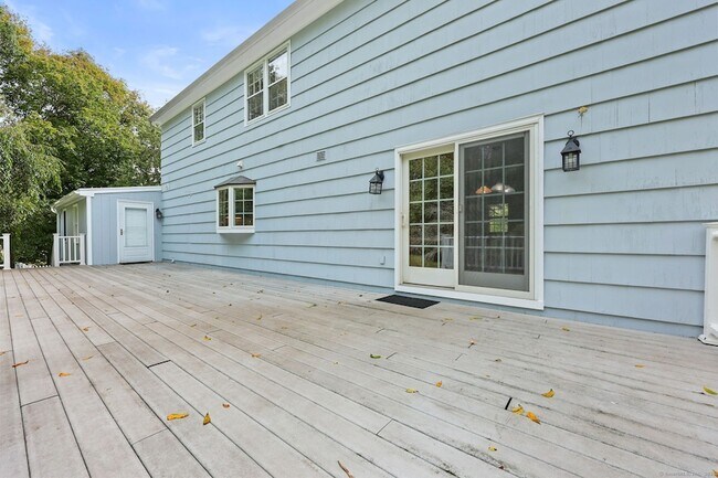 Building Photo - 8 Ferry Ln E