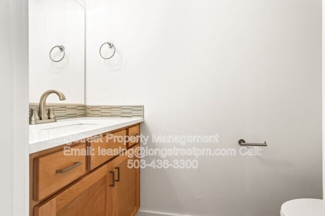 Building Photo - 658 NE Mason St