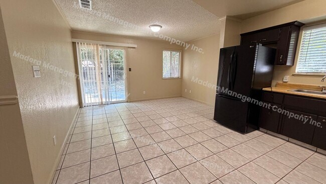 Building Photo - 4 bed/2 Bath - Available now