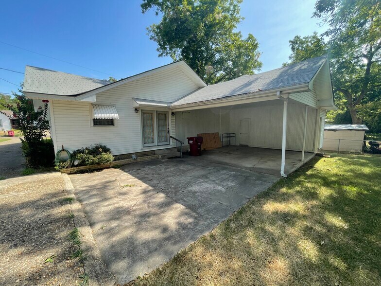 Building Photo - 120 Carthel St