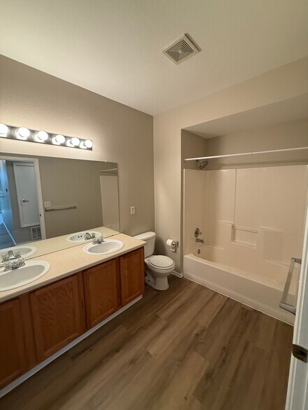 Main Bath - 3002 West Elizabeth Street