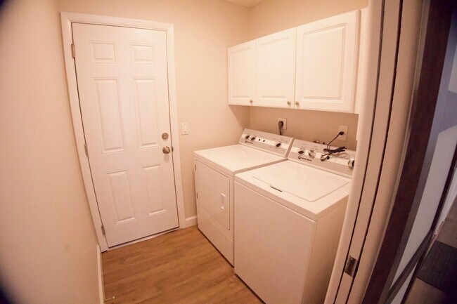 Building Photo - 700 N Perry Ave