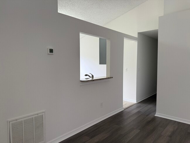 Building Photo - Vista Lago